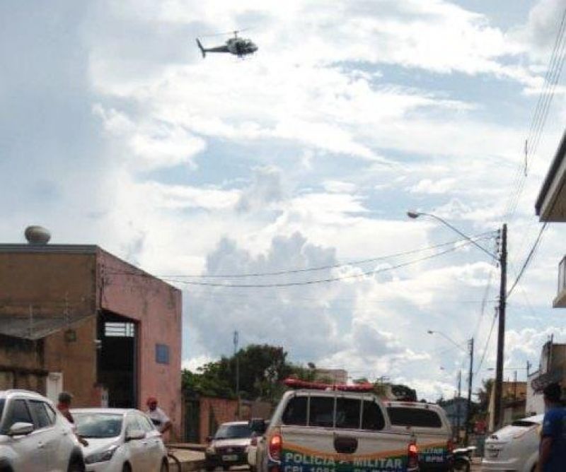 Criminosos roubam R$ 10 mil em distribuidora e fogem atirando Criminosos roubam R$ 10 mil em distribuidora e fogem atirando