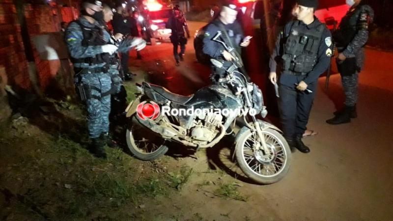 Casal armado em motocicleta bate de frente com viatura da PM durante fuga