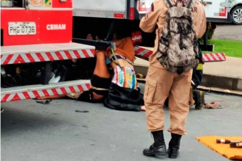 Casal morre após colidir moto contra caminhão-baú em violento acidente em Manaus; veja o vídeo