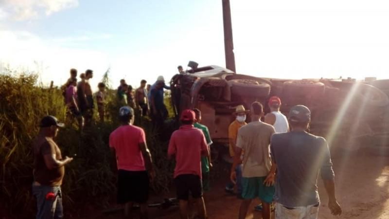 Trabalhador fica com perna presa às ferragens após tombamento de caçamba em Porto Velho Trabalhador fica com perna presa às ferragens após tombamento de caçamba em Porto Velho