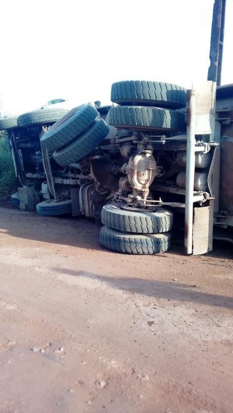 Trabalhador fica com perna presa às ferragens após tombamento de caçamba em Porto Velho Trabalhador fica com perna presa às ferragens após tombamento de caçamba em Porto Velho
