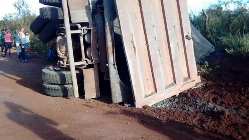 Trabalhador fica com perna presa às ferragens após tombamento de caçamba em Porto Velho Trabalhador fica com perna presa às ferragens após tombamento de caçamba em Porto Velho