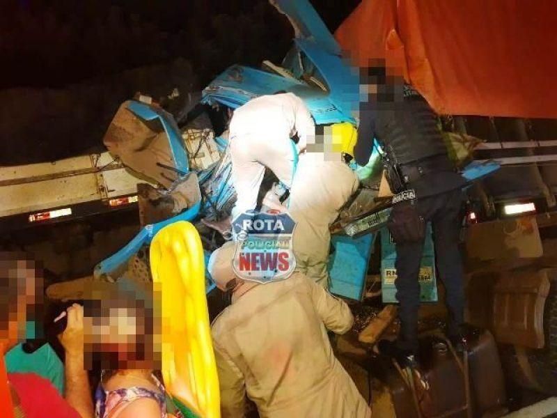 Colisão entre duas carretas na BR-364 deixa motorista com fratura exposta na perna, em Vilhena Colisão entre duas carretas na BR-364 deixa motorista com fratura exposta na perna, em Vilhena