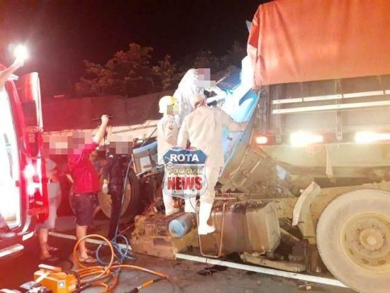 Colisão entre duas carretas na BR-364 deixa motorista com fratura exposta na perna, em Vilhena Colisão entre duas carretas na BR-364 deixa motorista com fratura exposta na perna, em Vilhena