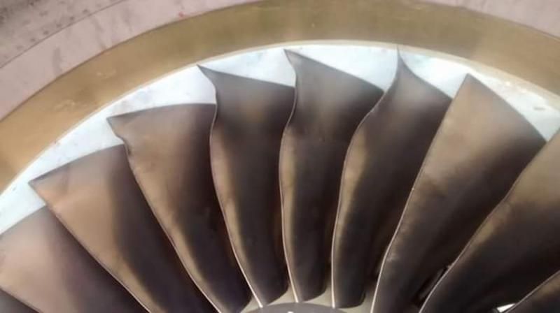 Avião colide com pássaro ao decolar no aeroporto de Guarulhos e turbina pega fogo; veja o vídeo