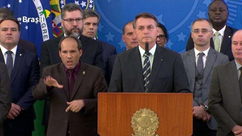 Bolsonaro diz que Moro aceitaria demissão de Valeixo depois de ser indicado para o STF Bolsonaro diz que Moro aceitaria demissão de Valeixo depois de ser indicado para o STF