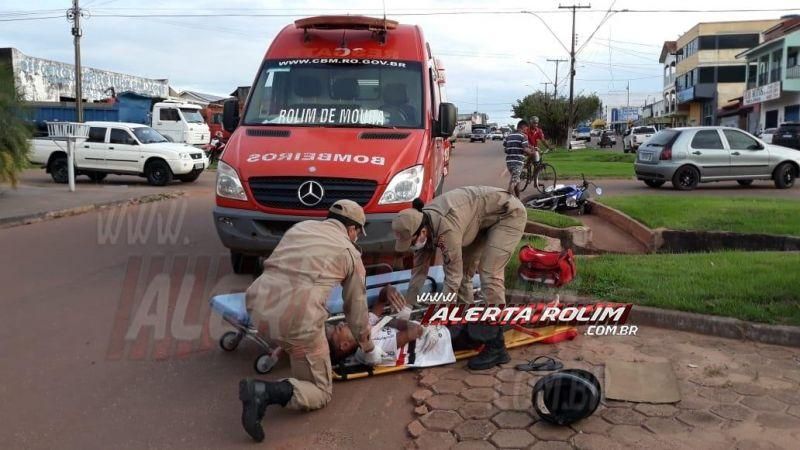 Motociclista é socorrido após bater na lateral de carro na Avenida Norte Sul em Rolim de Moura Motociclista é socorrido após bater na lateral de carro na Avenida Norte Sul em Rolim de Moura