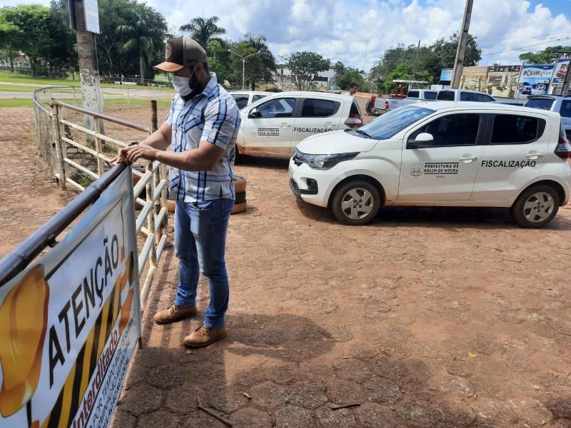 Fiscais da prefeitura de Rolim de Moura interditam pistas de caminhada por causa do Coronavírus