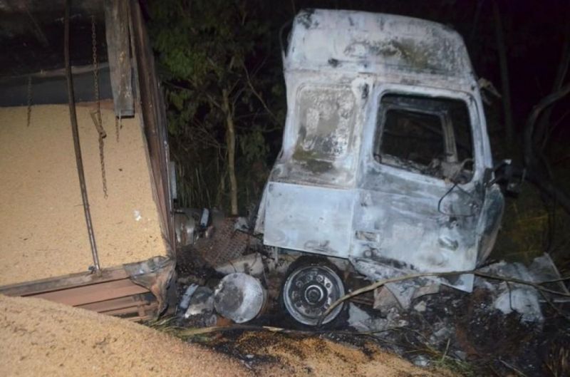 Carreta perde controle na BR-364, sai da pista e pega fogo Carreta perde controle na BR-364, sai da pista e pega fogo