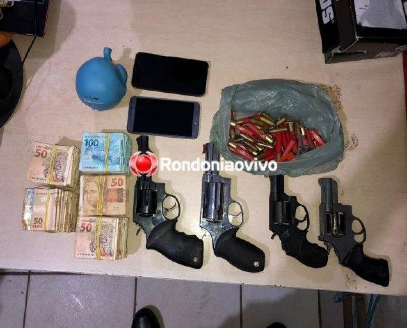 Trio é flagrado com quatro armas e R$ 52 mil após PM abordar carro Trio é flagrado com quatro armas e R$ 52 mil após PM abordar carro