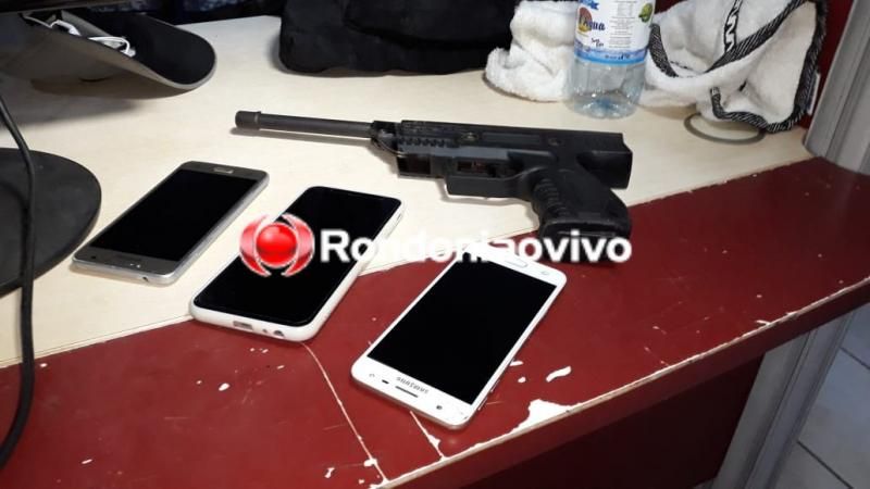 Trio é flagrado com quatro armas e R$ 52 mil após PM abordar carro Trio é flagrado com quatro armas e R$ 52 mil após PM abordar carro