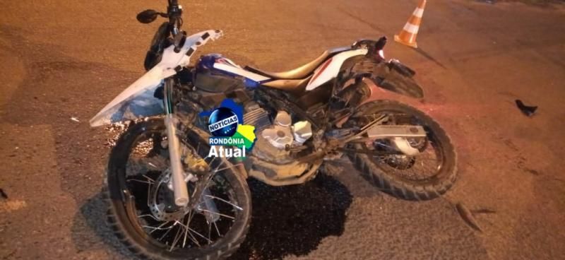 Motociclista inabilitado fura sinal e colide em viatura da Polícia Militar Ambiental em Ji-Paraná