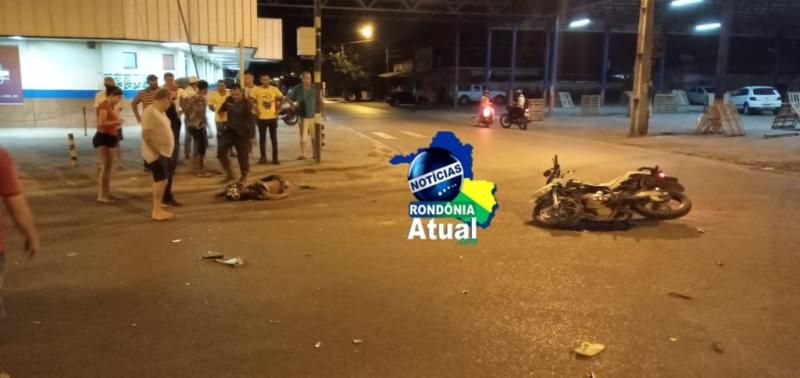 Motociclista inabilitado fura sinal e colide em viatura da Polícia Militar Ambiental em Ji-Paraná