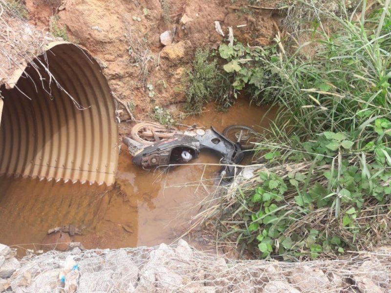 Motociclista perde o controle da moto e cai em bueiro em Rolim de Moura Motociclista perde o controle da moto e cai em bueiro em Rolim de Moura