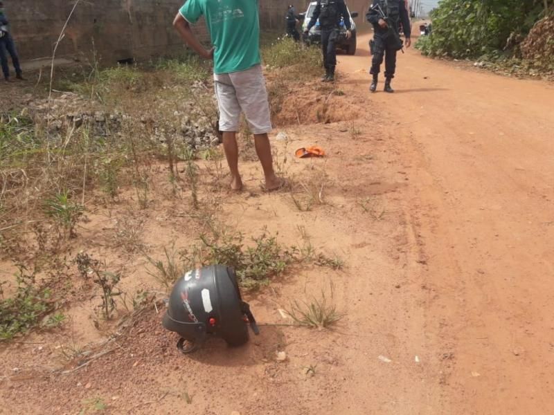 Motociclista perde o controle da moto e cai em bueiro em Rolim de Moura Motociclista perde o controle da moto e cai em bueiro em Rolim de Moura