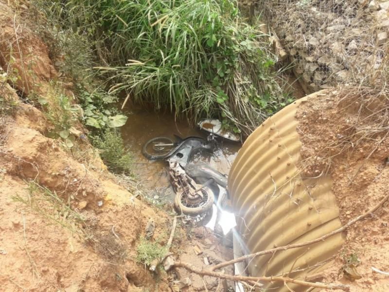 Motociclista perde o controle da moto e cai em bueiro em Rolim de Moura Motociclista perde o controle da moto e cai em bueiro em Rolim de Moura