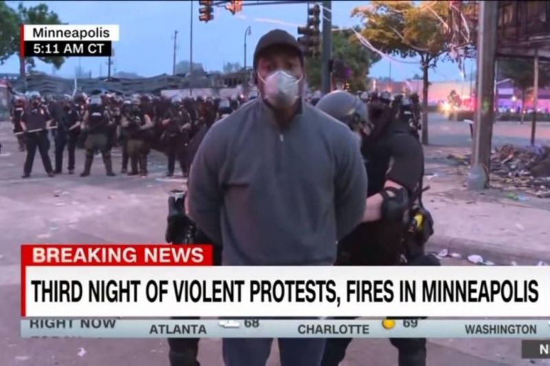 Durante protesto nos EUA, repórter negro da rede CNN é preso pela polícia ao vivo; já o repórter branco não; veja o vídeo