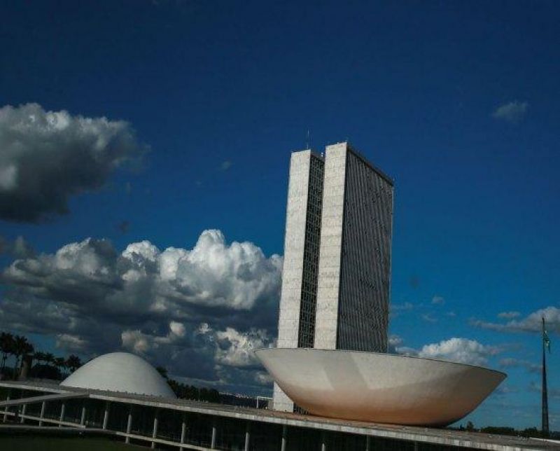 Senado vota hoje proposta de auxílio a estados e municípios que inclui congelamento de salários dos servidores públicos Senado vota hoje proposta de auxílio a estados e municípios que inclui congelamento de salários dos servidores públicos