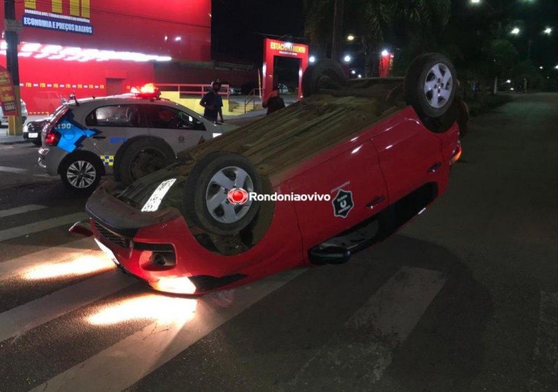 Carro de motorista de App capota após acidente em Porto Velho