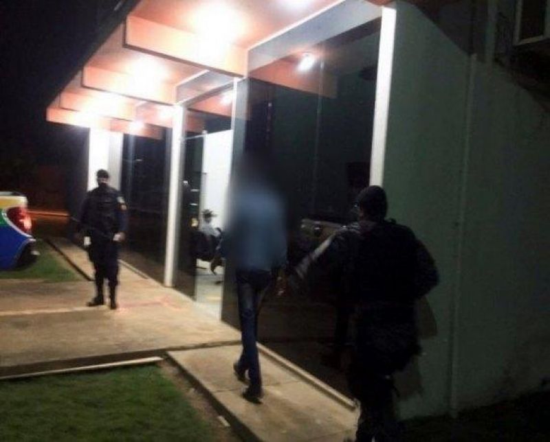 Falso policial é preso após comer e beber em bar e depois tentar fechá-lo Falso policial é preso após comer e beber em bar e depois tentar fechá-lo