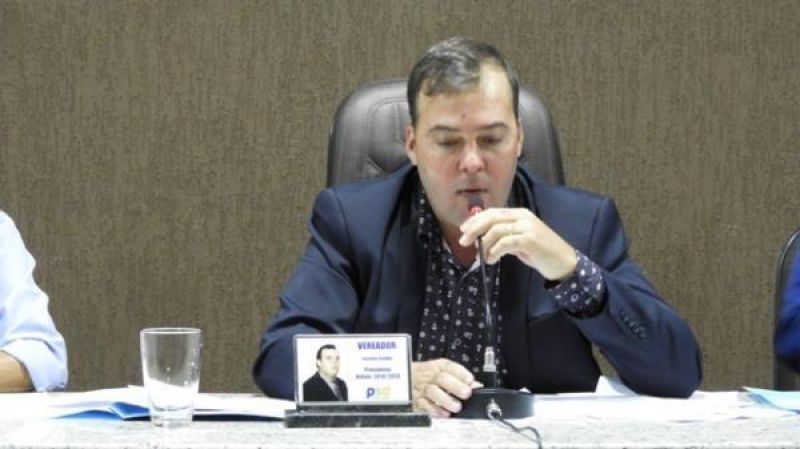 Nova Brasilândia – Presidente da Câmara Jocelino Saidler devolve R$ 40 Mil para a Prefeitura usar no pagamento da gratificação aos servidores da saúde Nova Brasilândia – Presidente da Câmara Jocelino Saidler devolve R$ 40 Mil para a Prefeitura usar no pagamento da gratificação aos servidores da saúde