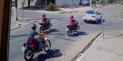 Suspeito ataca motociclista e rouba celular com veículo em movimento; veja o vídeo