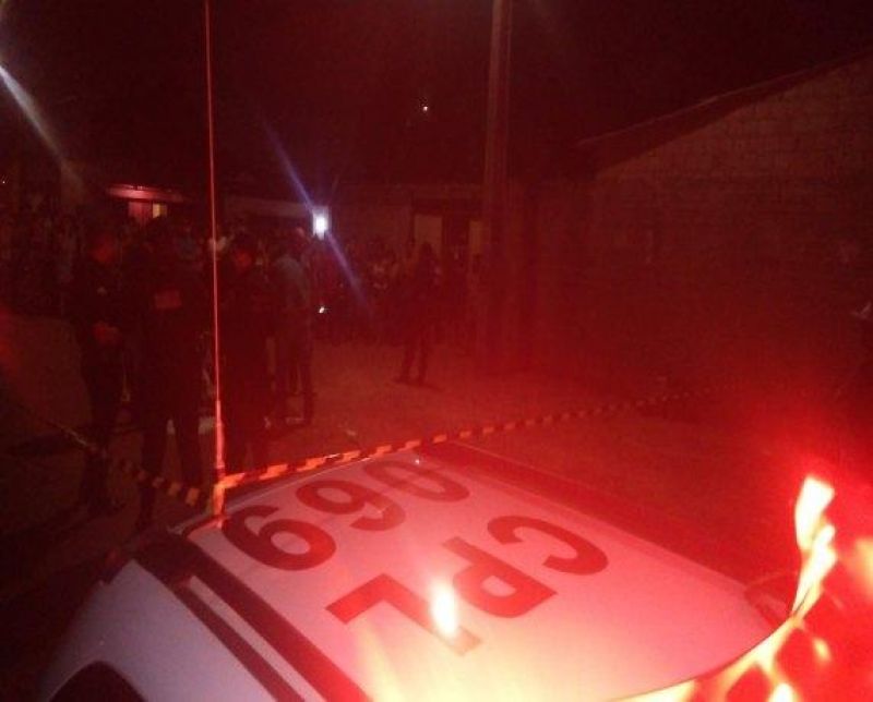 Mulher foge para a mata após atacar marido com duas facadas Mulher foge para a mata após atacar marido com duas facadas