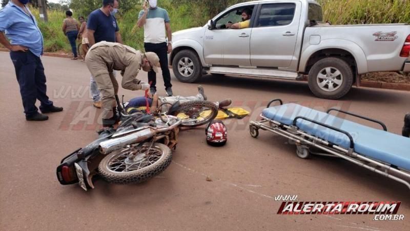 Para não bater em outra moto, motociclista desvia e sofre queda na Rua Parnaíba, em Rolim de Moura Para não bater em outra moto, motociclista desvia e sofre queda na Rua Parnaíba, em Rolim de Moura