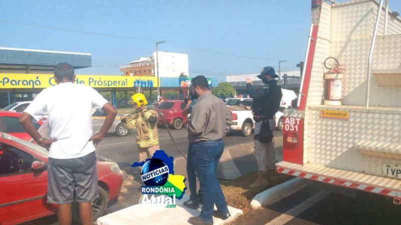 Carro pega fogo próximo a semáforo na Br-364, em Ji-Paraná