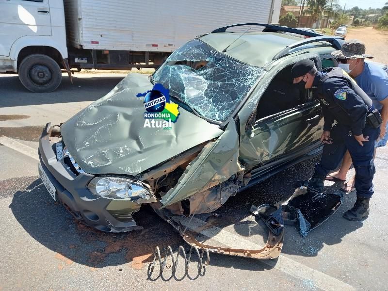 Após colisão, carro capota na marginal da Br-364, em Ji-Paraná Após colisão, carro capota na marginal da Br-364, em Ji-Paraná