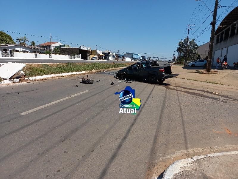 Após colisão, carro capota na marginal da Br-364, em Ji-Paraná Após colisão, carro capota na marginal da Br-364, em Ji-Paraná