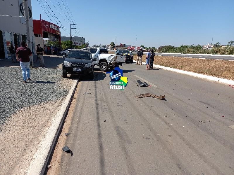 Após colisão, carro capota na marginal da Br-364, em Ji-Paraná Após colisão, carro capota na marginal da Br-364, em Ji-Paraná