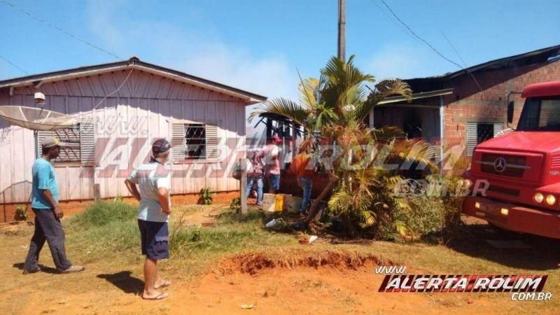 Usando baldes com água, bombeiros evitam que duas casas fossem destruídas por incêndio em Alto Alegre
