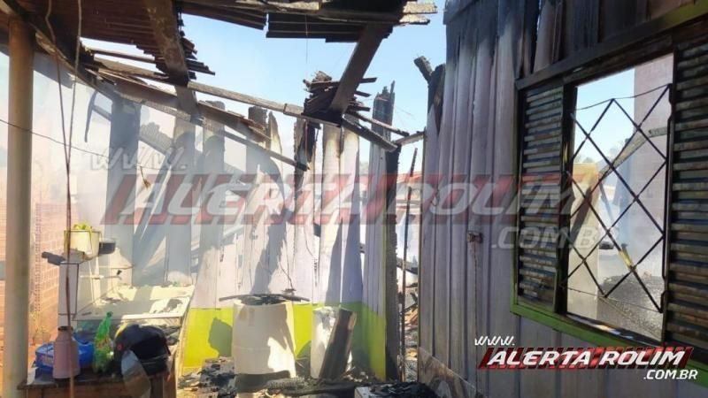 Usando baldes com água, bombeiros evitam que duas casas fossem destruídas por incêndio em Alto Alegre