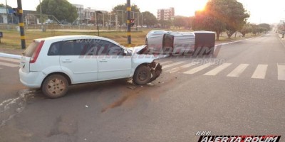 Caminhonete tomba após colisão com outro carro na 25 de Agosto em Rolim de Moura