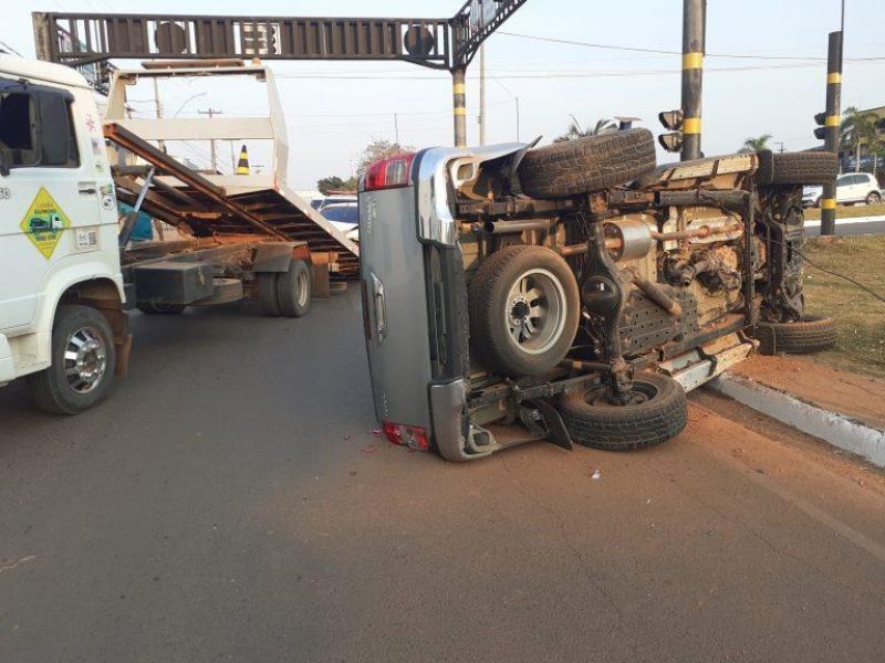 Caminhonete tomba após colisão com outro carro na 25 de Agosto em Rolim de Moura