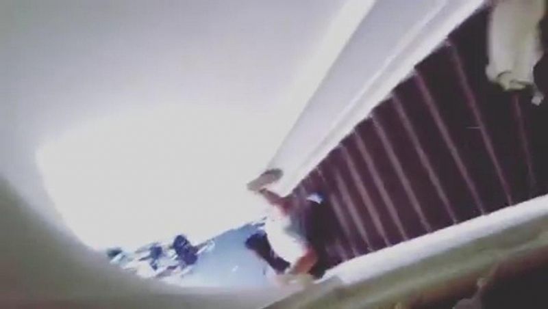 Mulher é empurrada da escada ao negar dinheiro para marido comprar droga Mulher é empurrada da escada ao negar dinheiro para marido comprar droga