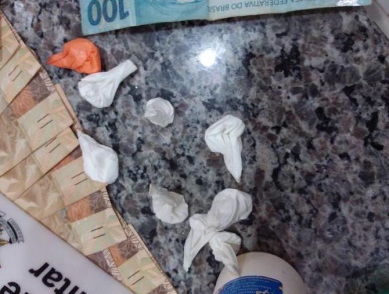 Ação conjunta entre PM e PC resulta na apreensão de drogas e quase 12 mil em dinheiro, em Cacoal