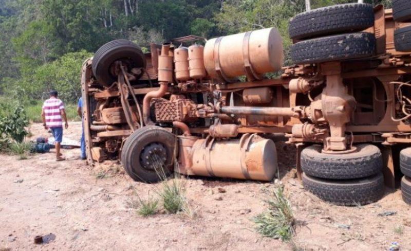 Motorista fica ferido após carreta sem freios carregada com areia tombar entre Vilhena e Colorado Motorista fica ferido após carreta sem freios carregada com areia tombar entre Vilhena e Colorado