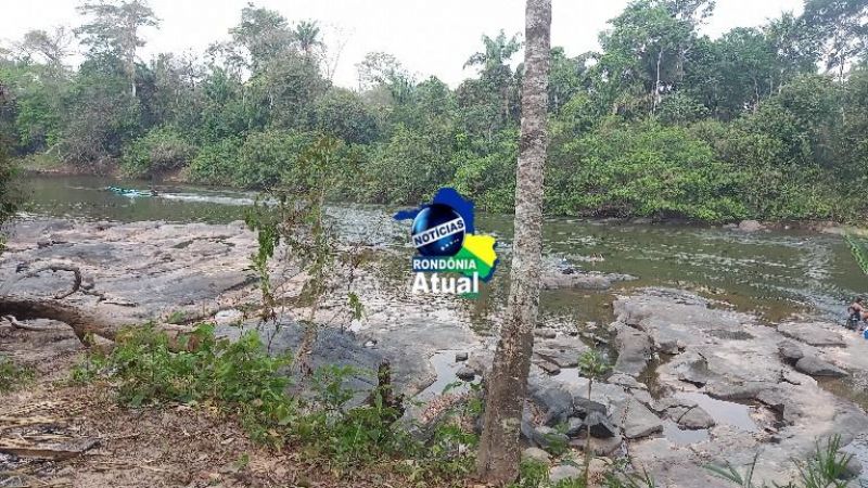 Barco bate em pedra e jovem de 18 anos morre afogado no rio Urupá, em Ji-Paraná Barco bate em pedra e jovem de 18 anos morre afogado no rio Urupá, em Ji-Paraná