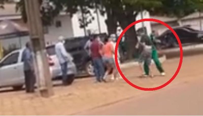 Médico desarma homem que estava com canivete e evita tragédia em Cerejeiras; veja o vídeo Médico desarma homem que estava com canivete e evita tragédia em Cerejeiras; veja o vídeo