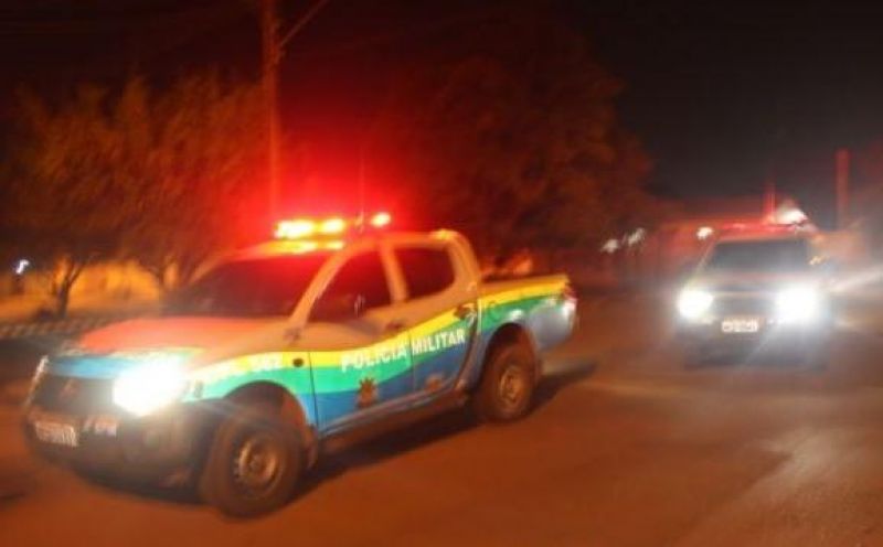 Homem leva tiro no pescoço enquanto caminhava pelo Bairro Centenário, em Rolim de Moura Homem leva tiro no pescoço enquanto caminhava pelo Bairro Centenário, em Rolim de Moura