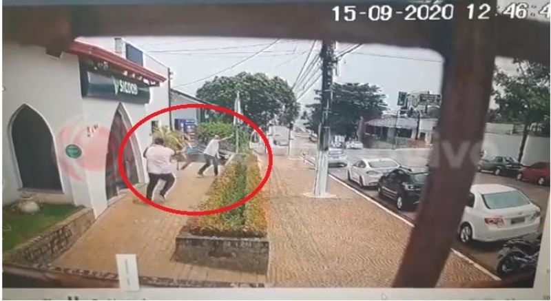 Empresário joga dinheiro no meio da rua durante assalto em Porto Velho; veja o vídeo Empresário joga dinheiro no meio da rua durante assalto em Porto Velho; veja o vídeo