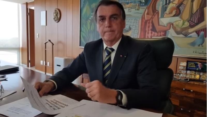 Bolsonaro suspende criação do programa Renda Brasil e diz que Bolsa Família irá continuar Bolsonaro suspende criação do programa Renda Brasil e diz que Bolsa Família irá continuar