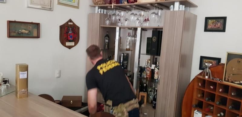 Vídeo mostra prefeitos de RO recebendo dinheiro de propina; Polícia apreende dinheiro e joias nas casas dos prefeitos; Veja imagens Vídeo mostra prefeitos de RO recebendo dinheiro de propina; Polícia apreende dinheiro e joias nas casas dos prefeitos; Veja imagens