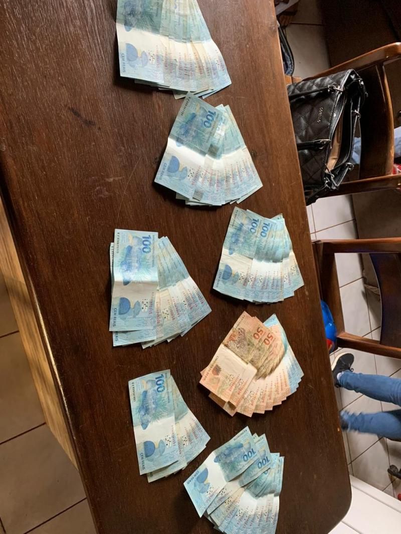 Vídeo mostra prefeitos de RO recebendo dinheiro de propina; Polícia apreende dinheiro e joias nas casas dos prefeitos; Veja imagens Vídeo mostra prefeitos de RO recebendo dinheiro de propina; Polícia apreende dinheiro e joias nas casas dos prefeitos; Veja imagens