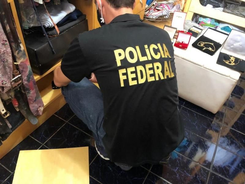 Vídeo mostra prefeitos de RO recebendo dinheiro de propina; Polícia apreende dinheiro e joias nas casas dos prefeitos; Veja imagens Vídeo mostra prefeitos de RO recebendo dinheiro de propina; Polícia apreende dinheiro e joias nas casas dos prefeitos; Veja imagens