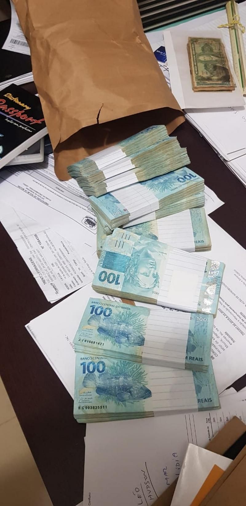 Vídeo mostra prefeitos de RO recebendo dinheiro de propina; Polícia apreende dinheiro e joias nas casas dos prefeitos; Veja imagens Vídeo mostra prefeitos de RO recebendo dinheiro de propina; Polícia apreende dinheiro e joias nas casas dos prefeitos; Veja imagens