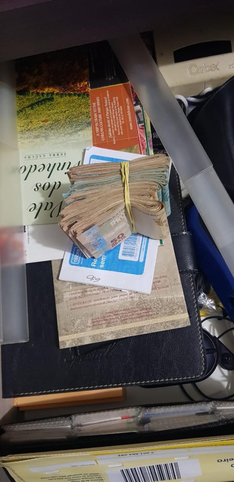 Vídeo mostra prefeitos de RO recebendo dinheiro de propina; Polícia apreende dinheiro e joias nas casas dos prefeitos; Veja imagens Vídeo mostra prefeitos de RO recebendo dinheiro de propina; Polícia apreende dinheiro e joias nas casas dos prefeitos; Veja imagens