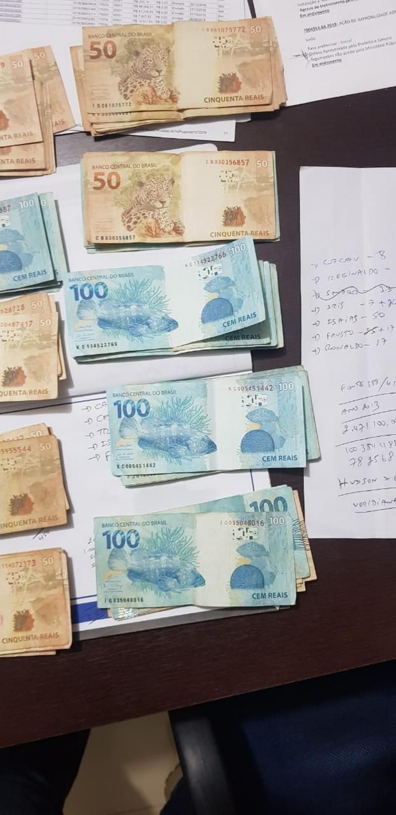 Vídeo mostra prefeitos de RO recebendo dinheiro de propina; Polícia apreende dinheiro e joias nas casas dos prefeitos; Veja imagens Vídeo mostra prefeitos de RO recebendo dinheiro de propina; Polícia apreende dinheiro e joias nas casas dos prefeitos; Veja imagens